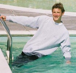 Sweatshirt in pool