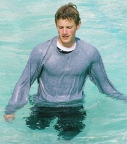 Sweatshirt in pool